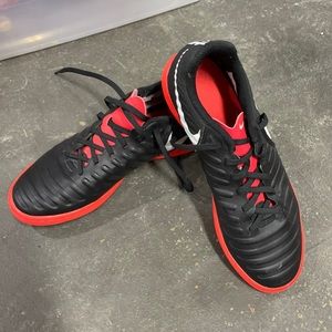 Indoor soccer shoes